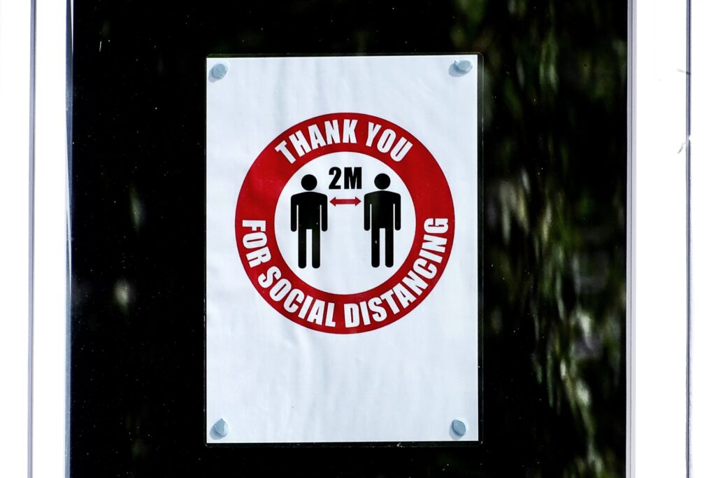 poster advising 2m social distancing